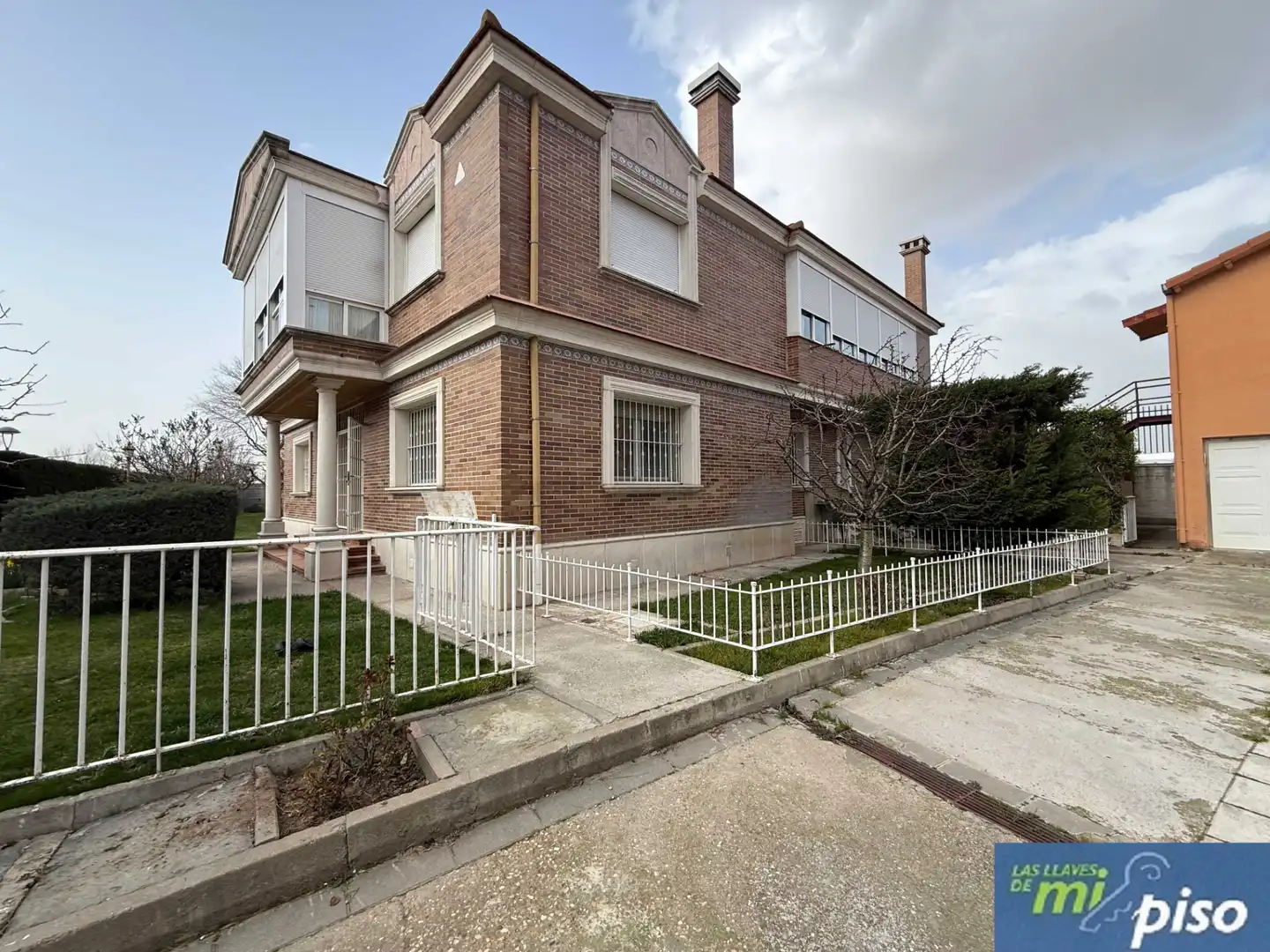 Vista exterior de Casa o xalet en venda en Santovenia de Pisuerga amb Calefacció, Jardí privat i Parquet