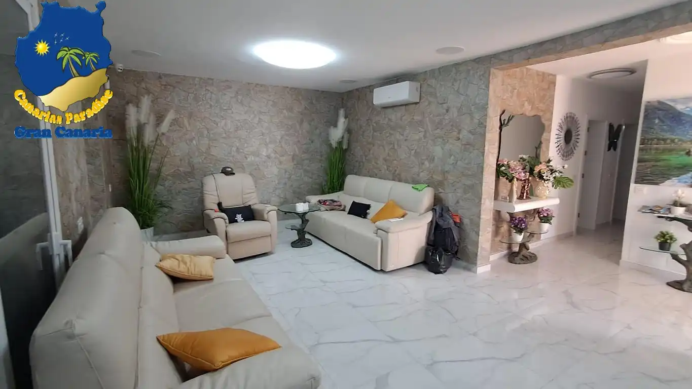 Sala d'estar de Casa o xalet en venda en San Bartolomé de Tirajana amb Aire condicionat, Terrassa i Moblat