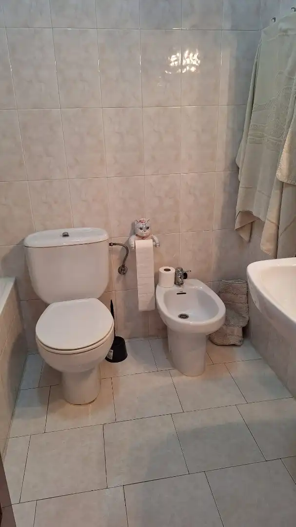 Badezimmer von Einfamilien-Reihenhaus zum Verkauf in Torredembarra mit Heizung, Privatgarten und Terrasse