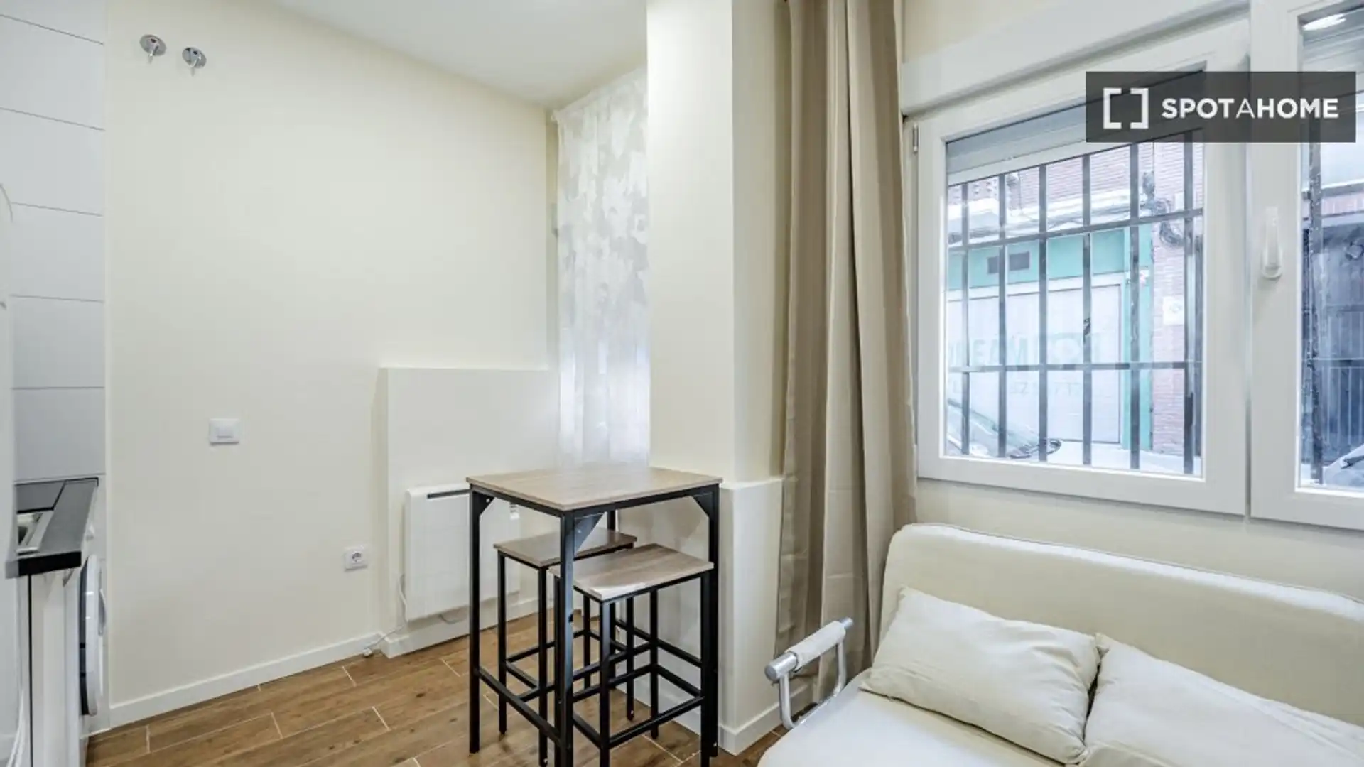 Dormitori de Pis de lloguer en  Madrid Capital amb Aire condicionat, Calefacció i Moblat