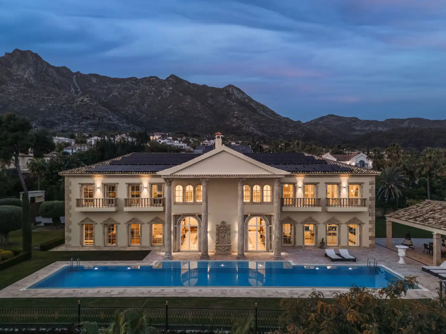 Vista exterior de Casa o chalet en venta en Marbella con Aire acondicionado, Calefacción y Jardín privado