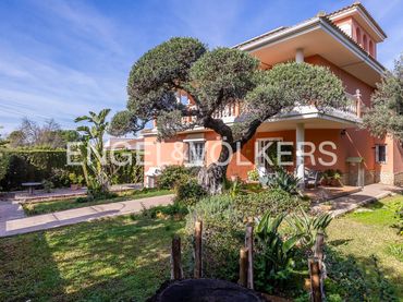 Casa amb balcó en venda a Cerros de Montequinto