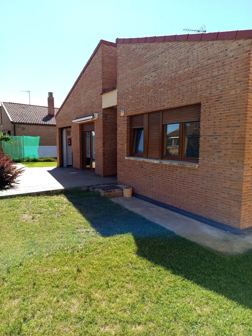 Vista exterior de Casa o xalet en venda en Grijota amb Calefacció i Jardí privat
