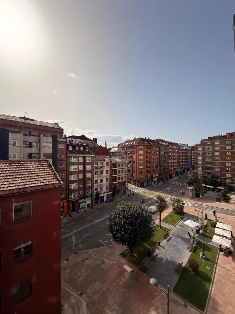 Vista exterior de Pis de lloguer en Oviedo  amb Calefacció i Moblat