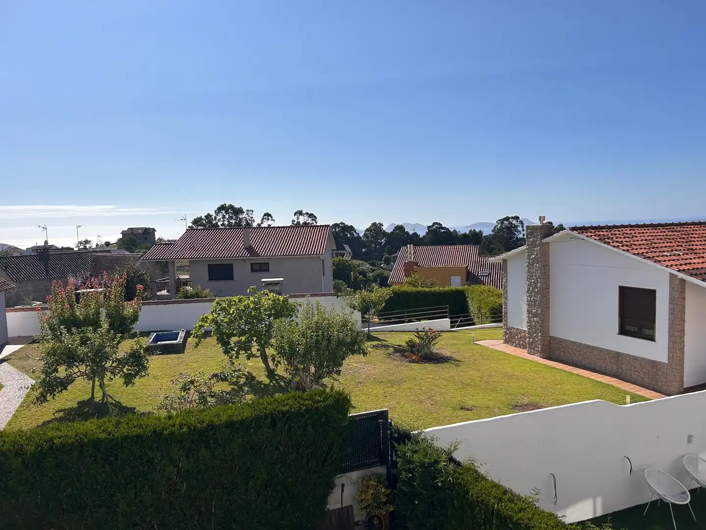 Vista exterior de Casa adosada de lloguer en Nigrán amb Calefacció, Jardí privat i Parquet