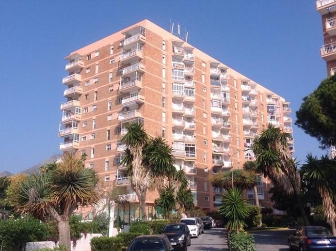 Vista exterior de Pis en venda en Benalmádena amb Jardí privat, Terrassa i Piscina comunitària