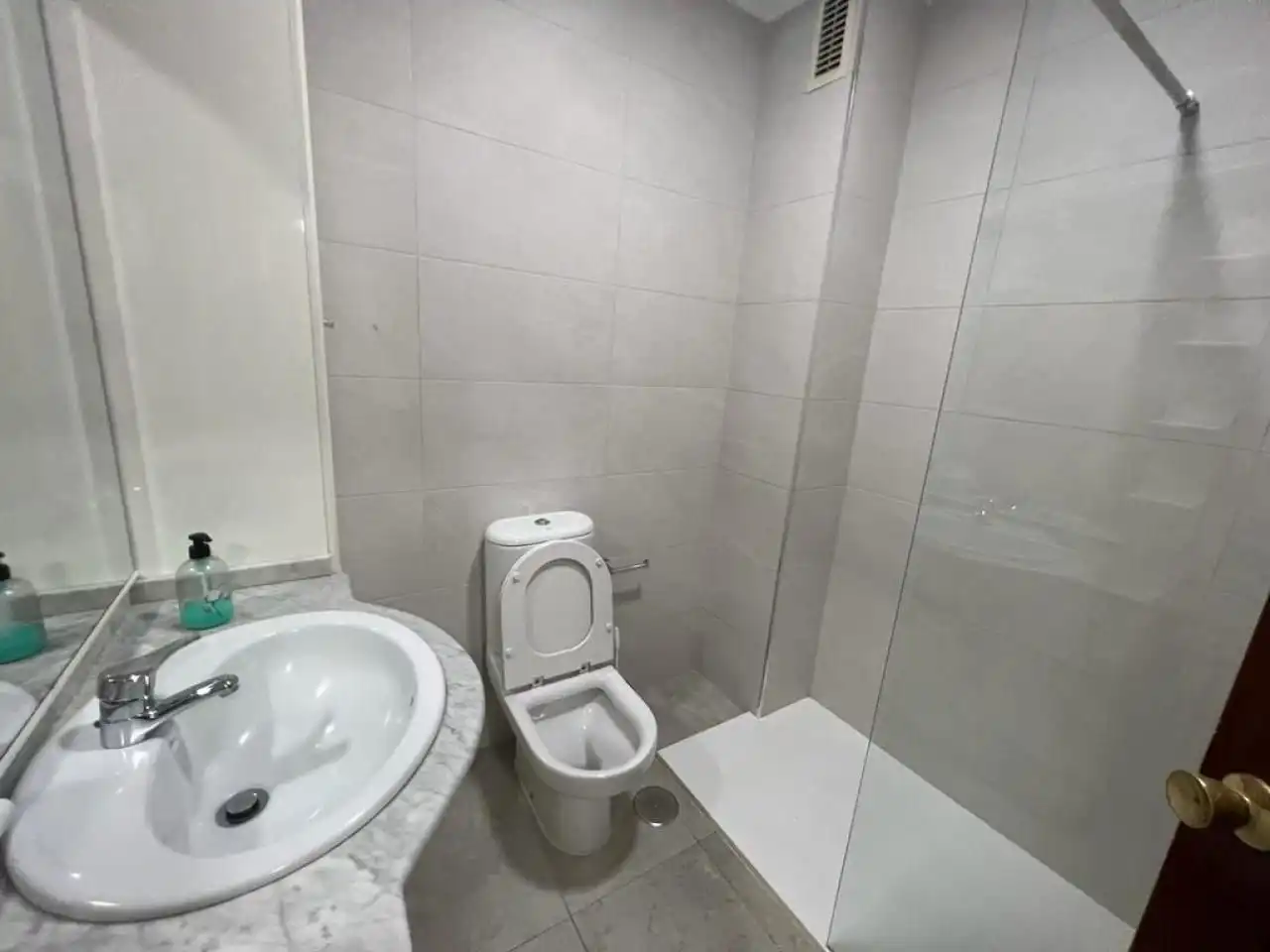 Bathroom of Flat for rent in Ourense Capital   with Heating, Parquet flooring and Furnished
