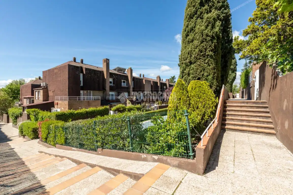 Vista exterior de Casa adosada en venta en Las Rozas de Madrid con Aire acondicionado, Calefacción y Terraza