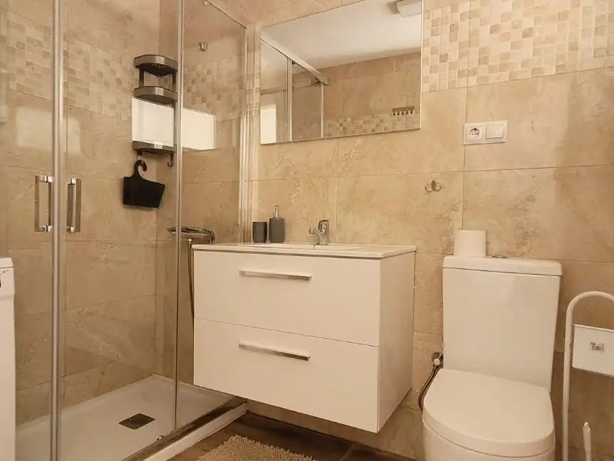 Badezimmer von Wohnung zur Miete in Roquetas de Mar mit Klimaanlage, Terrasse und Balkon
