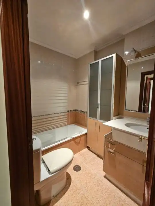 Bathroom of Flat for rent in Ourense Capital   with Heating, Parquet flooring and Furnished