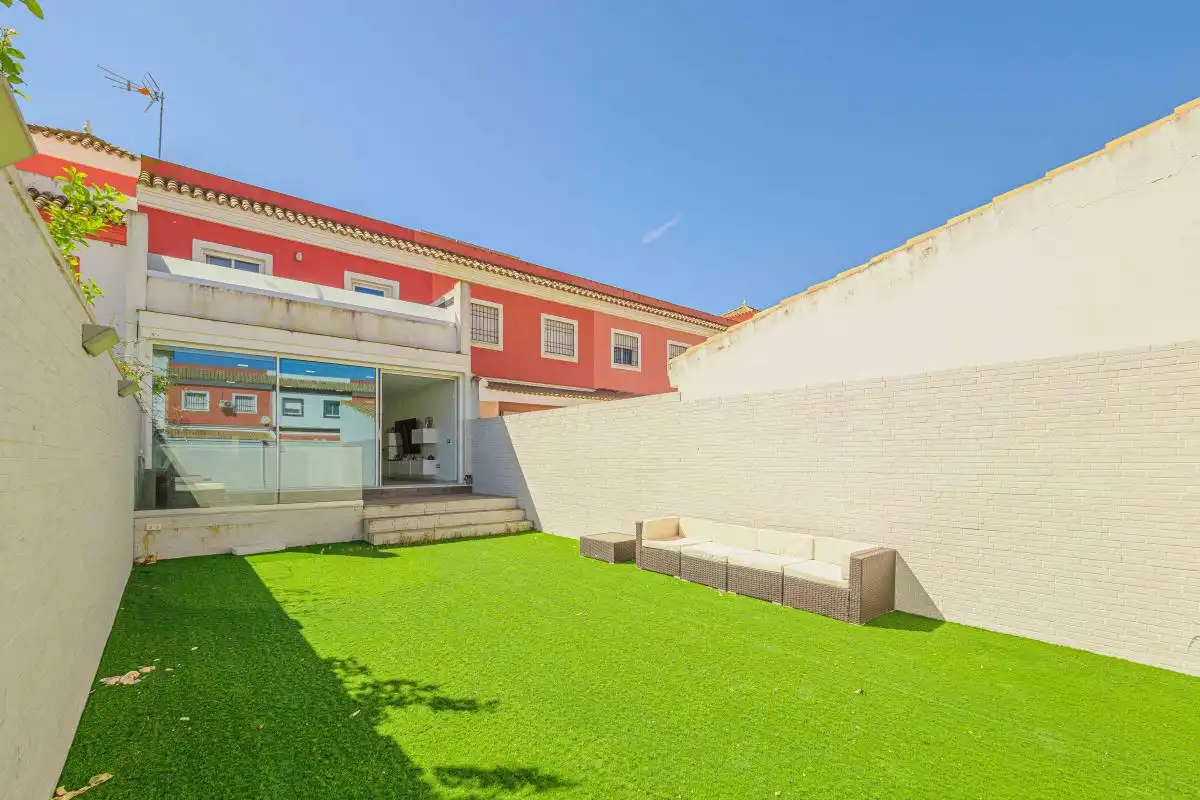 Vista exterior de Casa o chalet en venta en Huévar del Aljarafe con Aire acondicionado, Calefacción y Jardín privado
