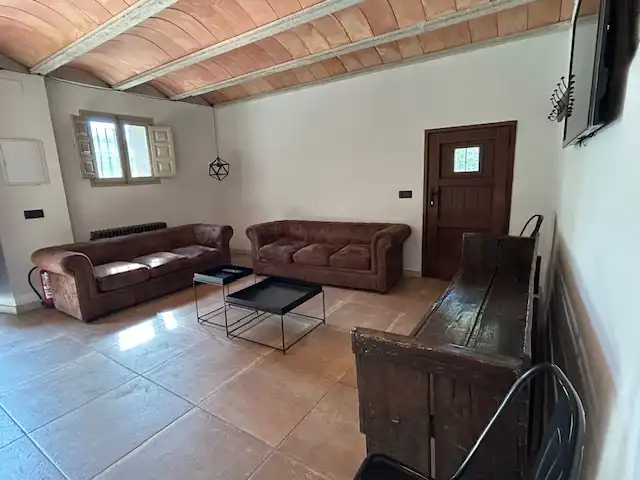 Sala de estar de Finca rústica de alquiler en Vallgorguina con Calefacción, Jardín privado y Piscina