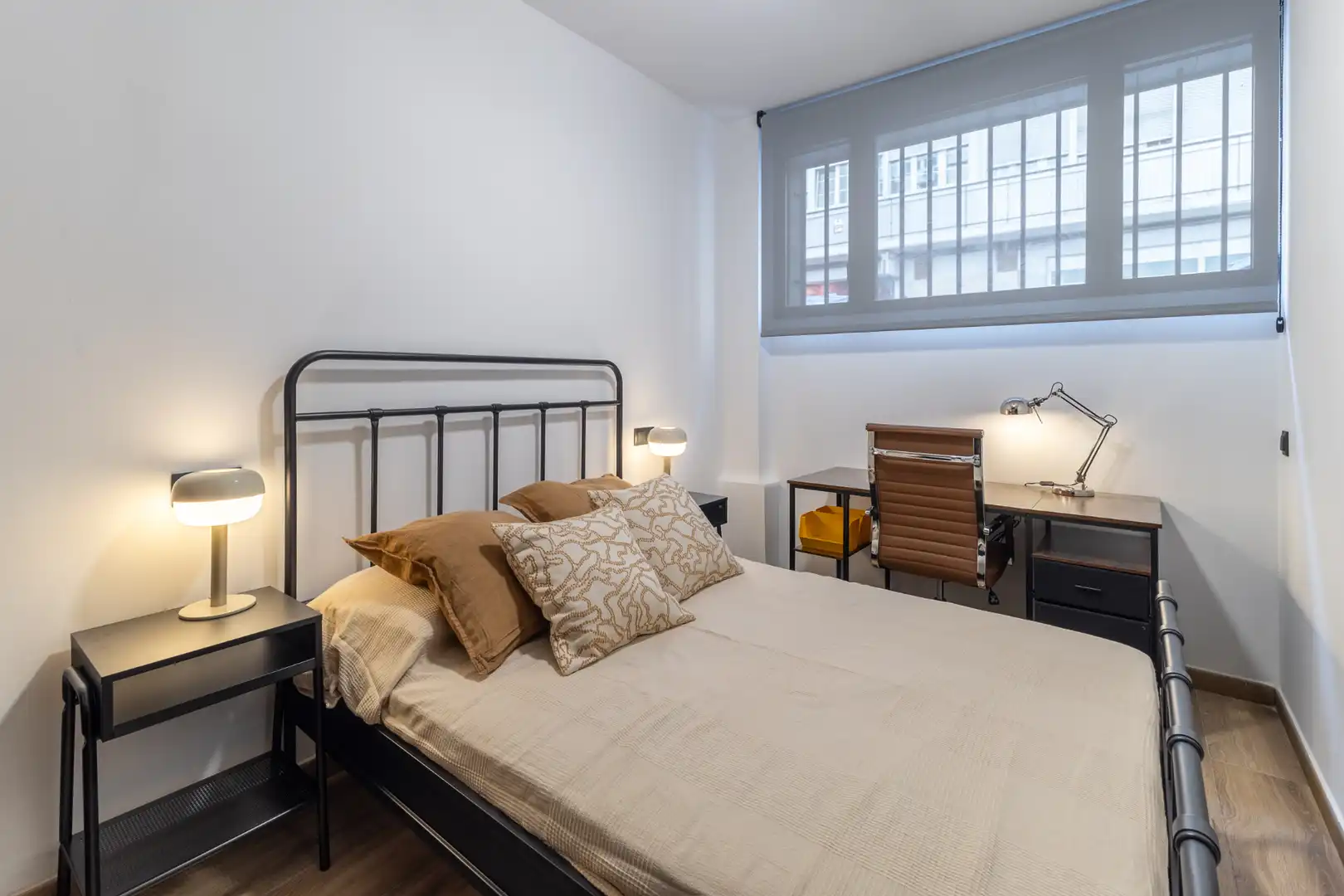 Dormitori de Apartament de lloguer en Madrid amb Aire condicionat, Calefacció i Moblat