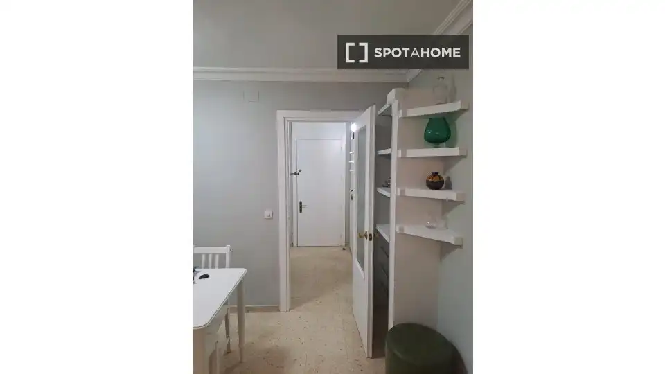 Dormitori de Apartament per a compartir en Sevilla amb Aire condicionat, Terrassa i Moblat