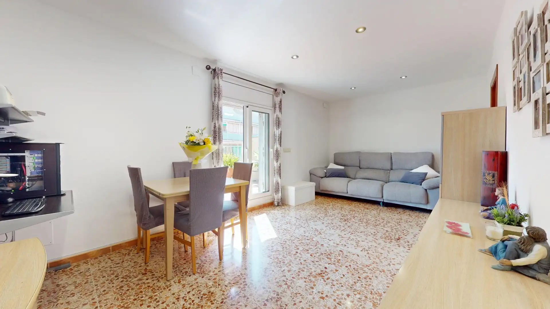 Sala d'estar de Àtic en venda en L'Hospitalet de Llobregat amb Aire condicionat, Terrassa i Traster