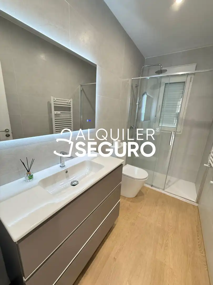 Bathroom of Flat for rent in Madrid  with Air Conditioner and Heating