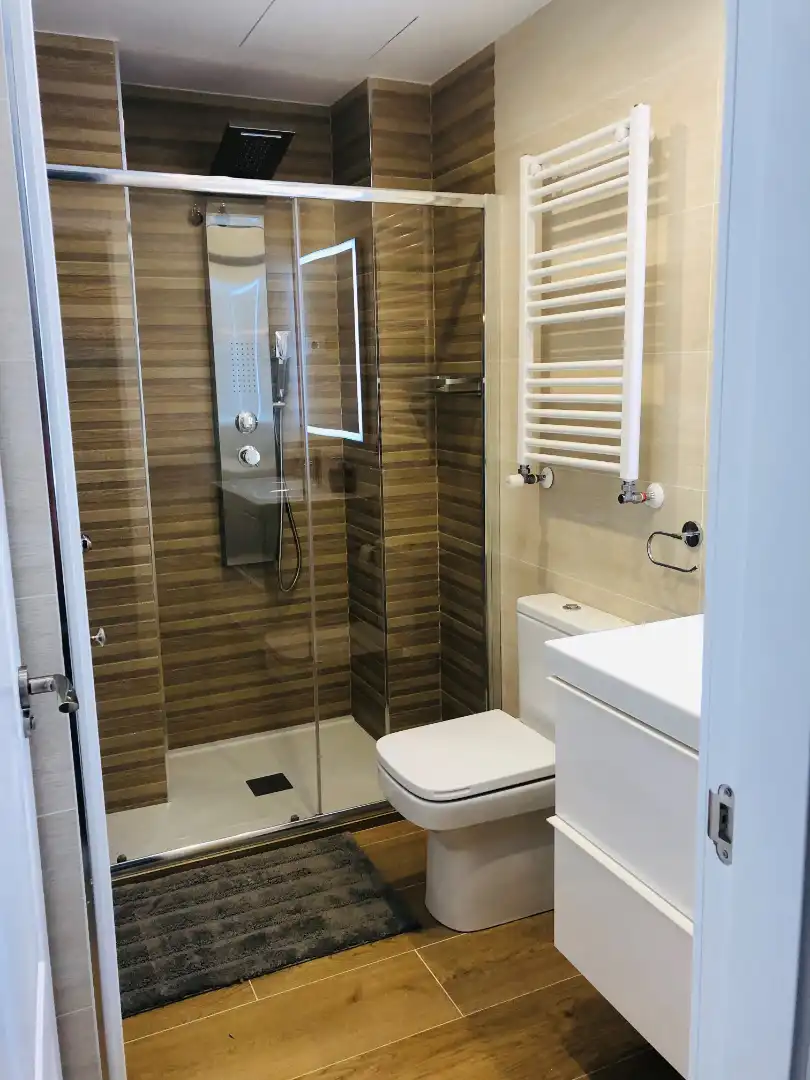 Bany de Apartament de lloguer en Madrid amb Aire condicionat, Calefacció i Moblat