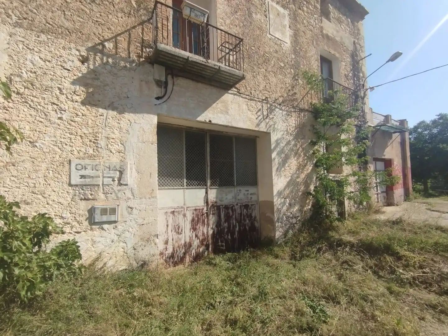 Außenansicht von Gebäude zum Verkauf in Rossell