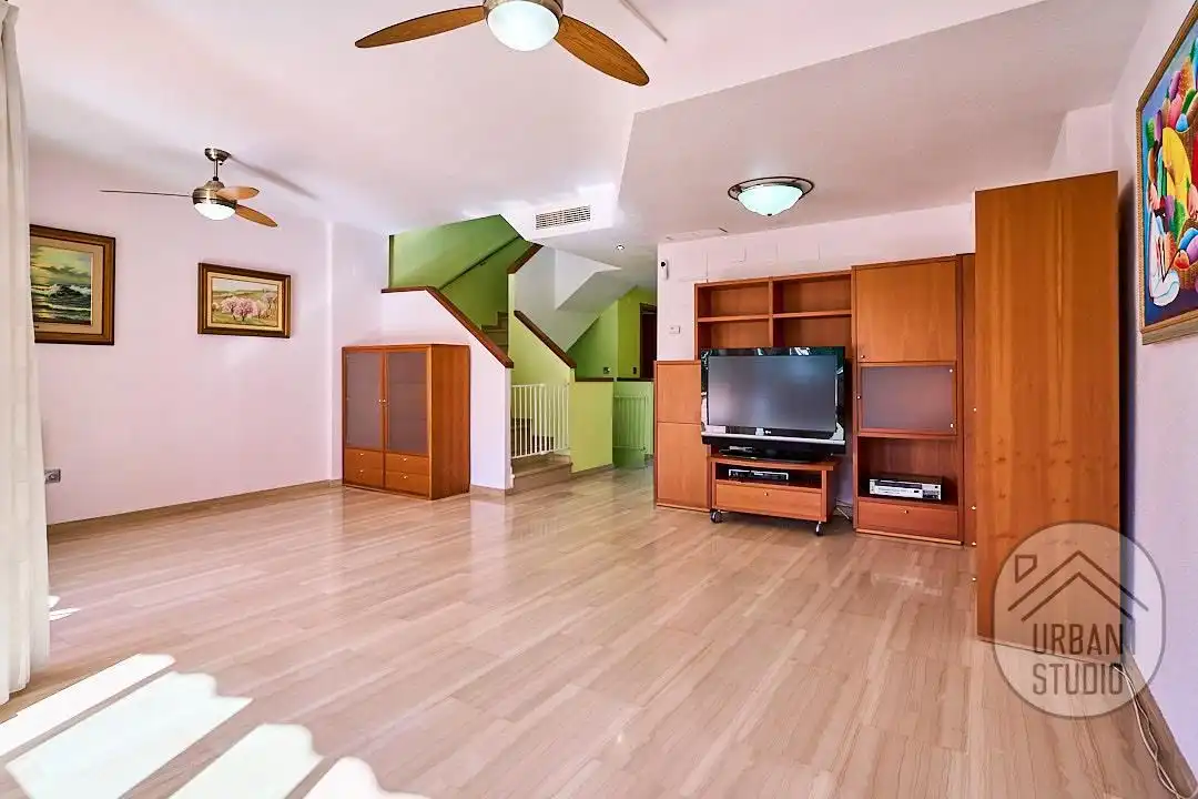 Sala d'estar de Casa o xalet en venda en Alicante / Alacant amb Aire condicionat, Calefacció i Terrassa