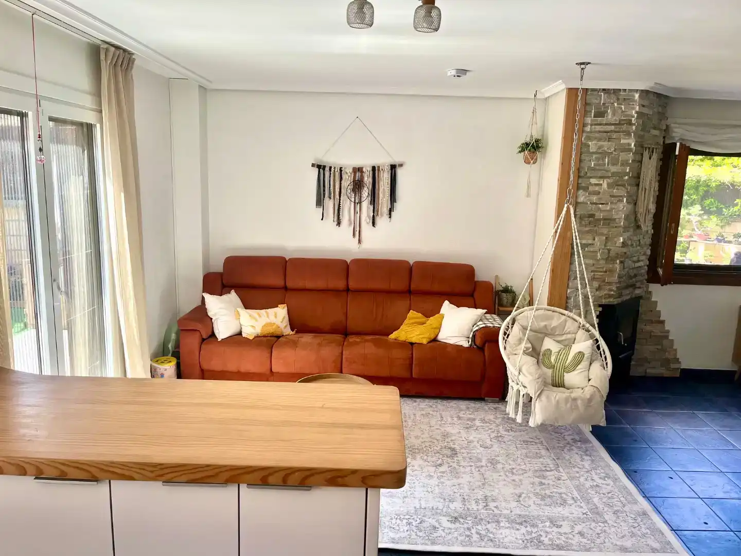 Sala d'estar de Casa adosada en venda en Castro-Urdiales amb Piscina
