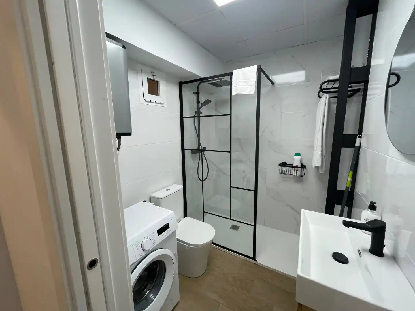 Bathroom of Study for rent in Torremolinos  with Air Conditioner, Swimming Pool and Furnished