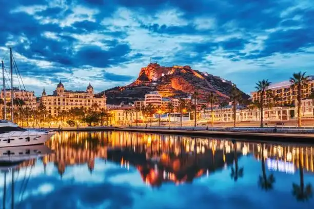 Außenansicht von Wohnung zum Verkauf in Alicante / Alacant mit Klimaanlage, Heizung und Parkett