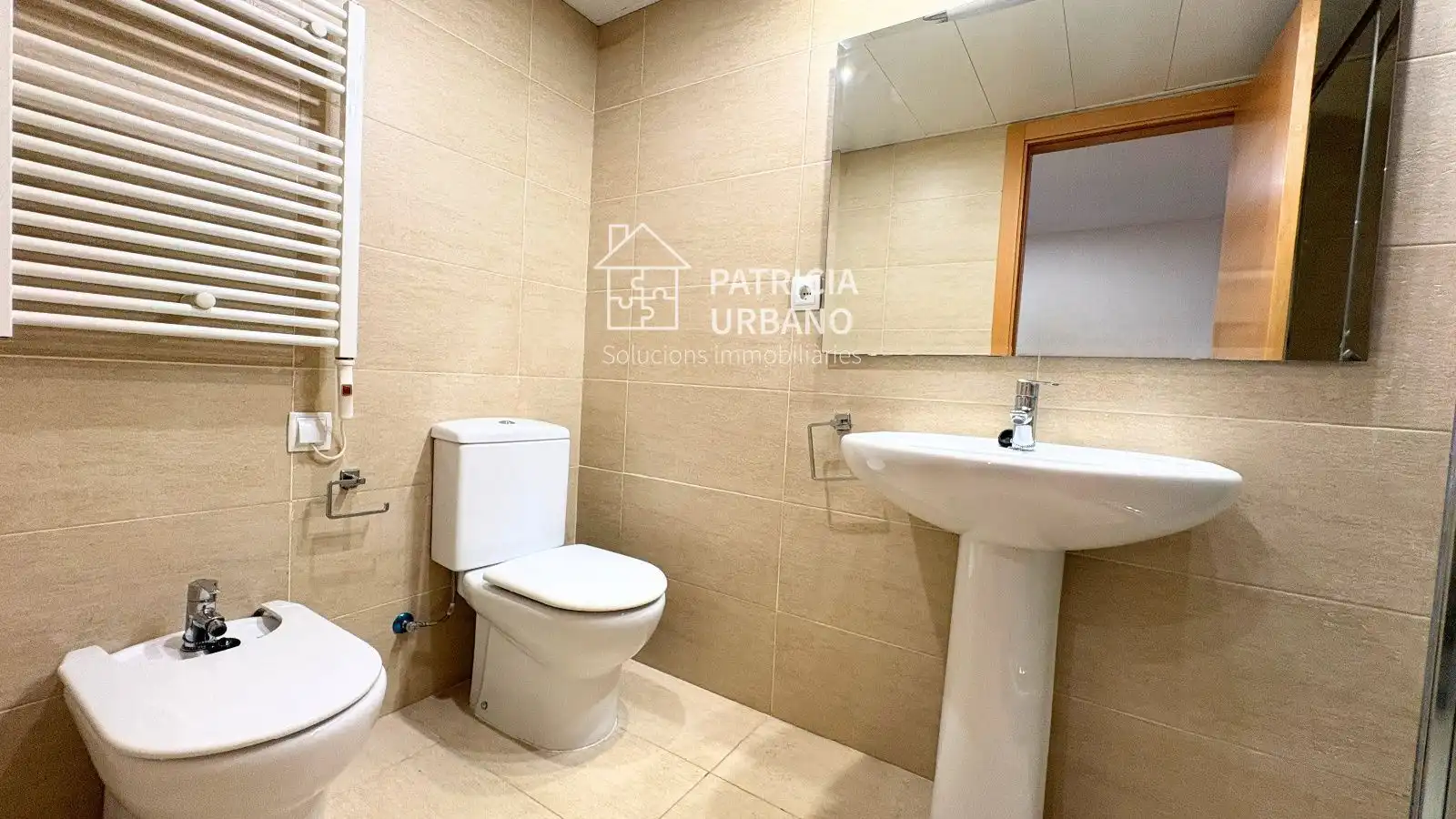 Badezimmer von Wohnungen zum Verkauf in Cambrils mit Klimaanlage, Heizung und Terrasse