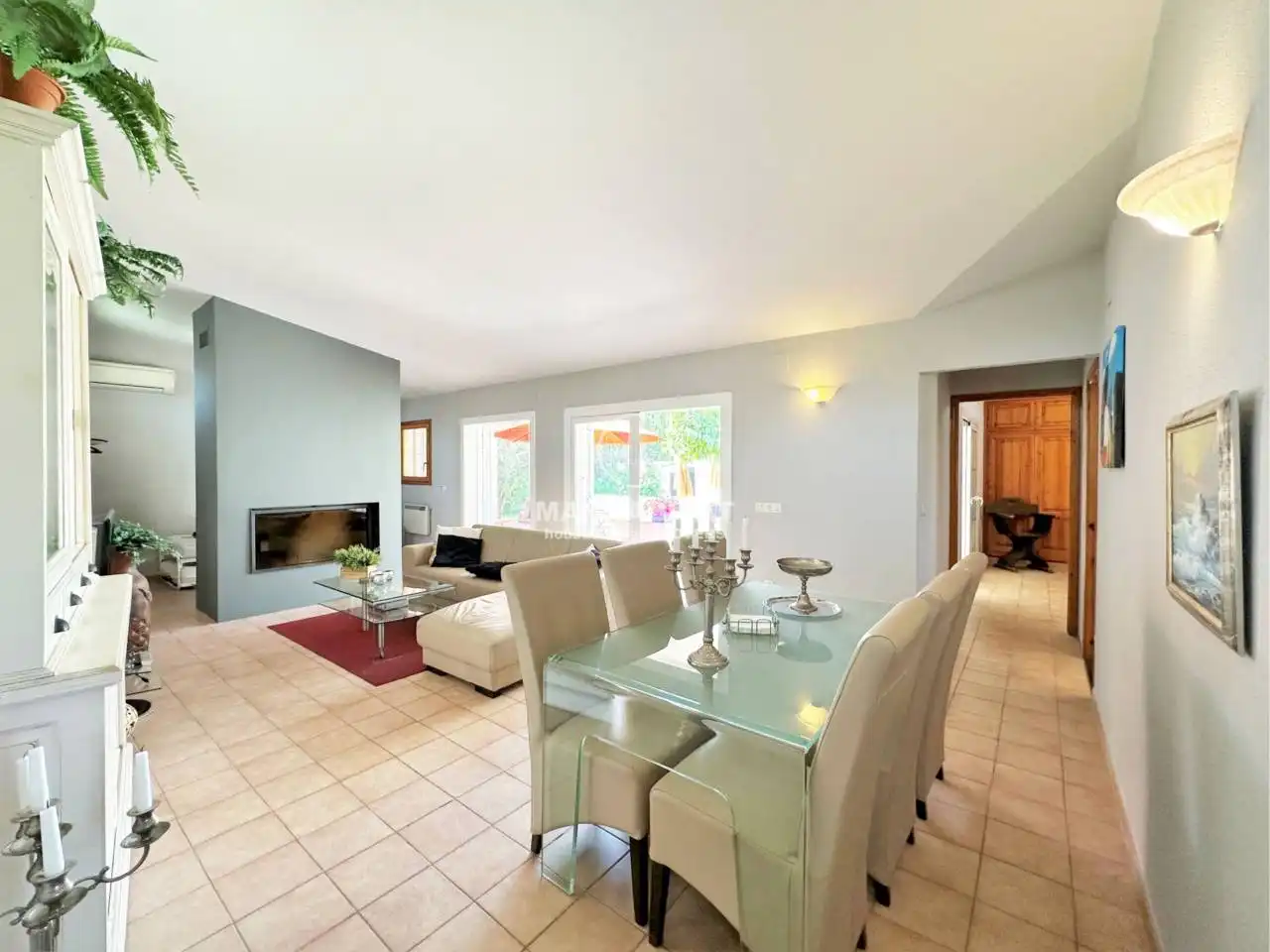 Sala d'estar de Casa o xalet en venda en L'Escala amb Aire condicionat, Jardí privat i Terrassa