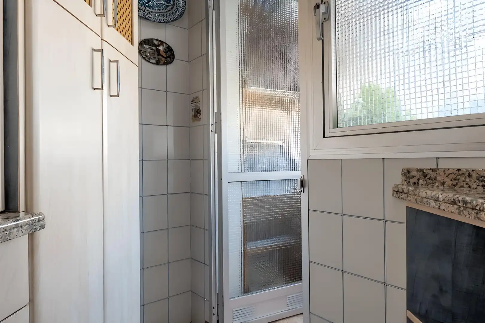 Bathroom of Flat for sale in Granada  with Air Conditioner, Terrace and Alarm
