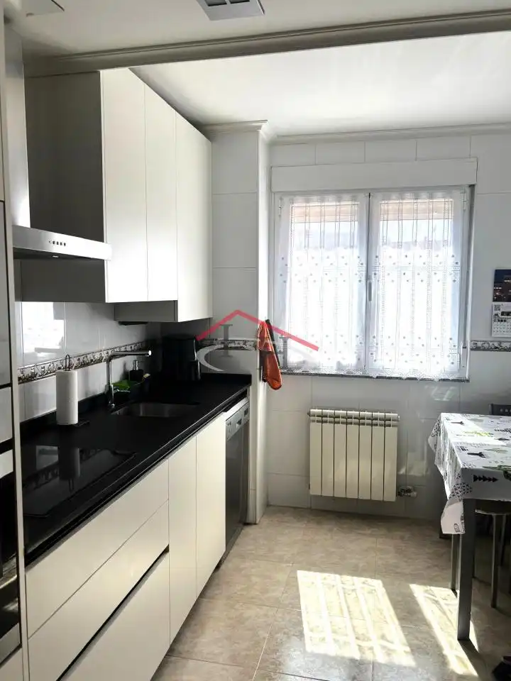 Cocina de Dúplex en venta en San Andrés del Rabanedo con Calefacción, Parquet y Trastero