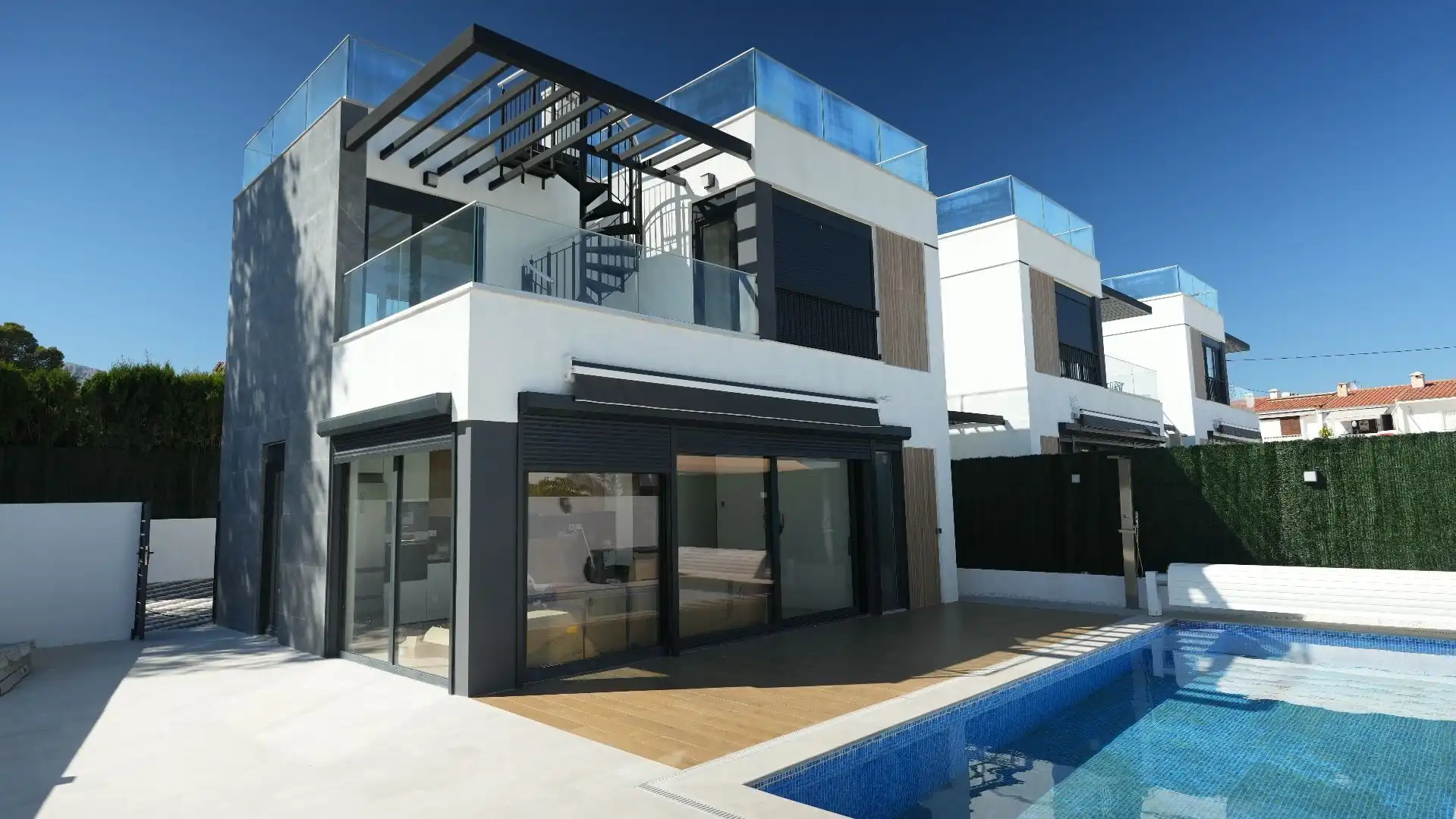 Vista exterior de Casa o xalet en venda en La Nucia amb Aire condicionat, Jardí privat i Terrassa
