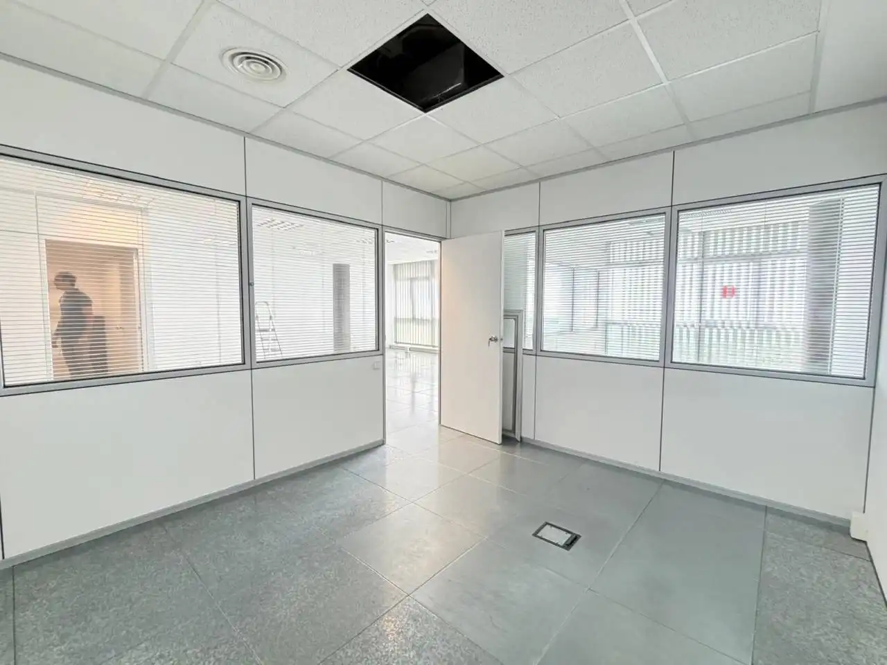 Büro zur Miete in Badalona mit Klimaanlage, Heizung und Alarm