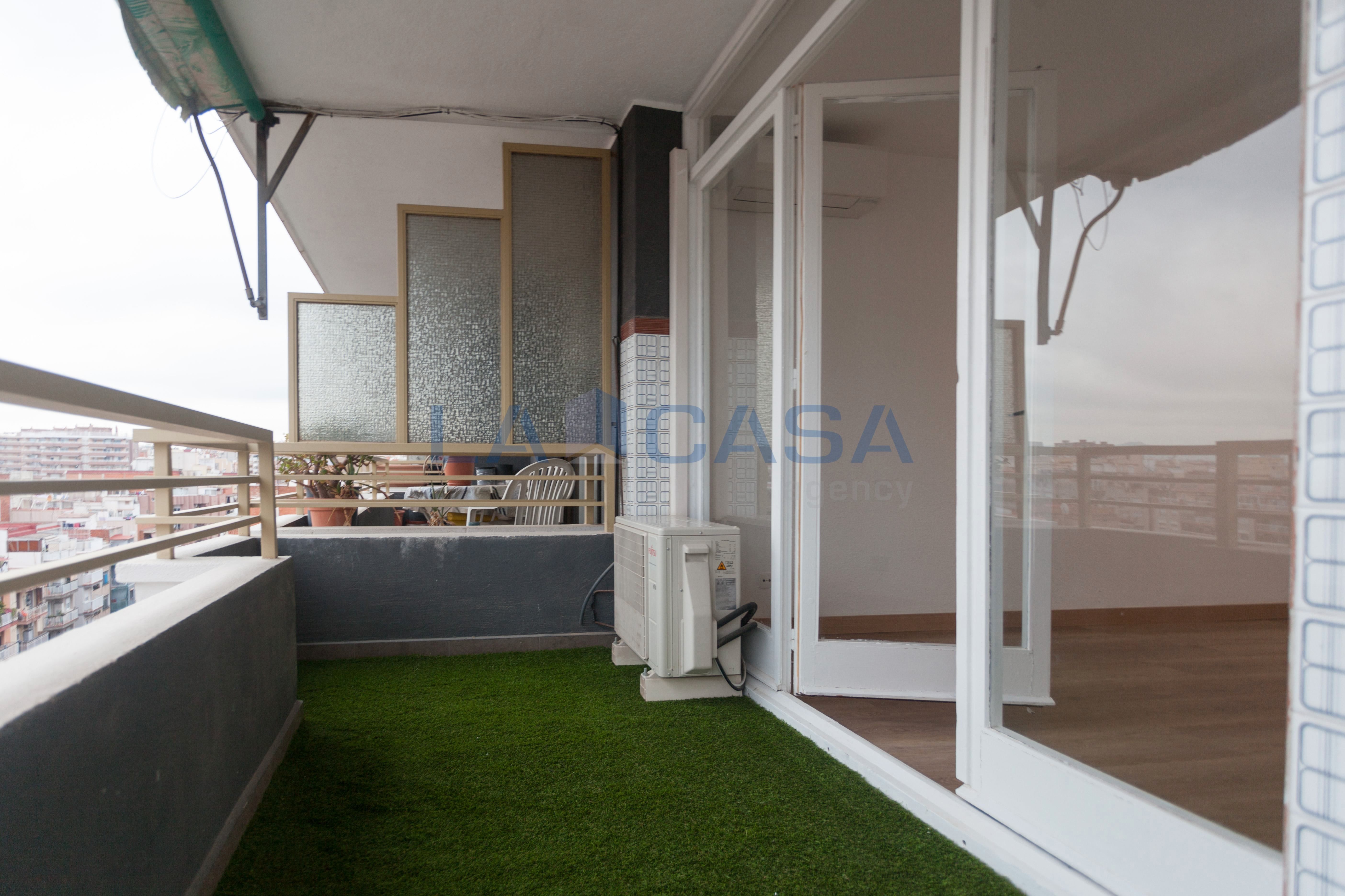 Terraza de Ático en venta en L'Hospitalet de Llobregat con Balcón