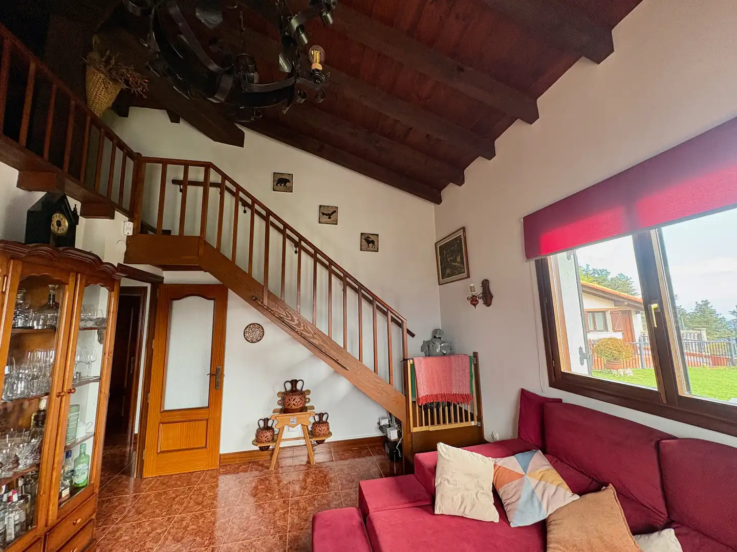 Sala d'estar de Casa o xalet en venda en Mutriku amb Jardí privat, Piscina i Moblat