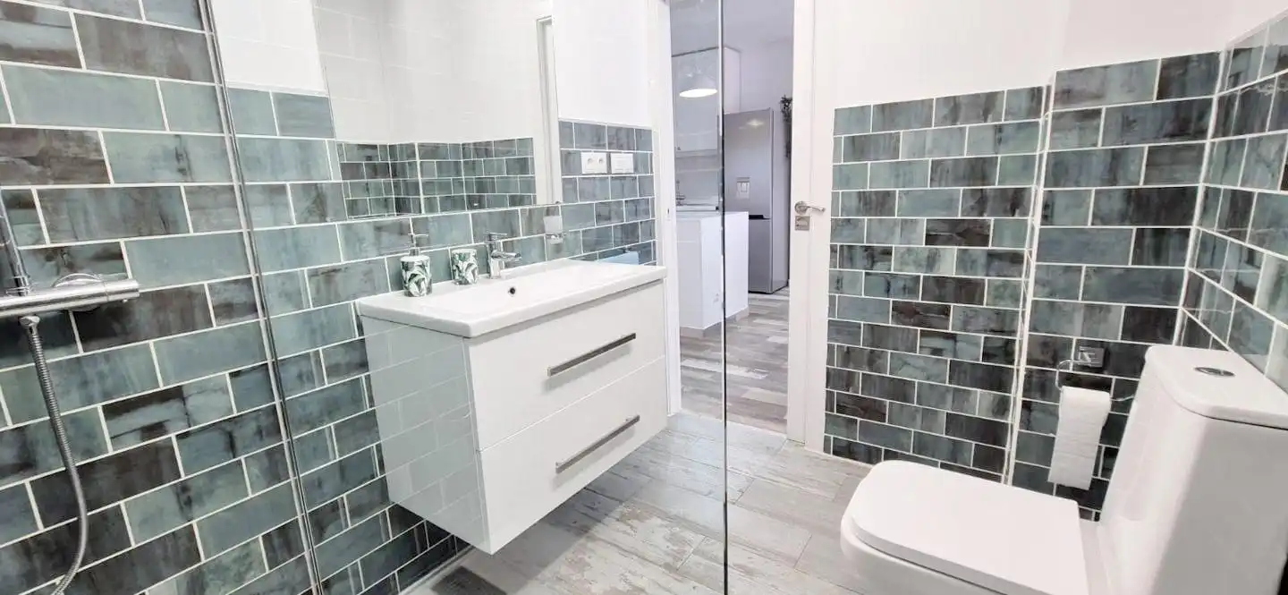 Bathroom of Ground floor for share in Elche / Elx  with Air Conditioner and Furnished