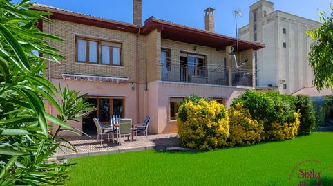 Casa de 5 dormitorios con terreno en Angüés