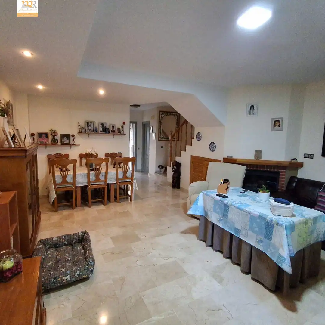 Menjador de Casa adosada en venda en Estepona amb Jardí privat