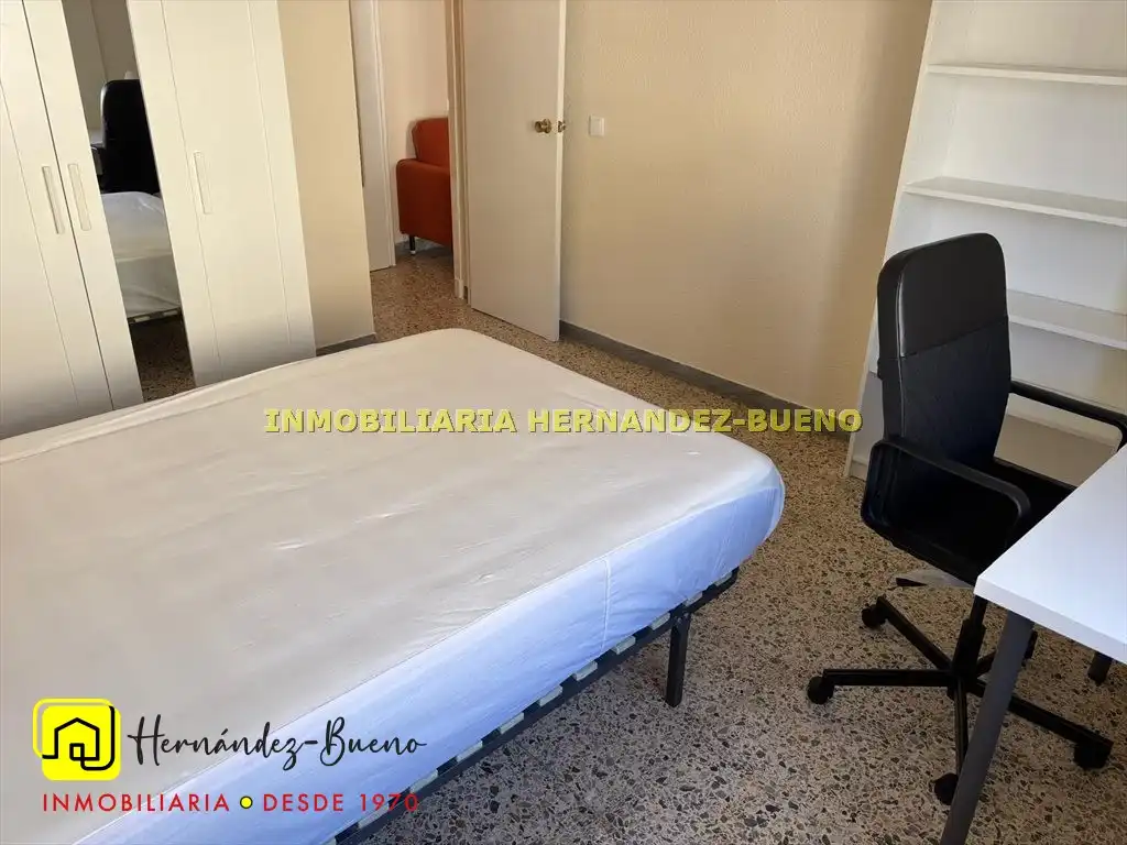 Schlafzimmer von Wohnung zur Miete in Salamanca mit Heizung, Möbliert und Balkon