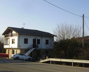Vista exterior de Casa o xalet en venda en Amorebieta-Etxano amb Jardí privat i Balcó