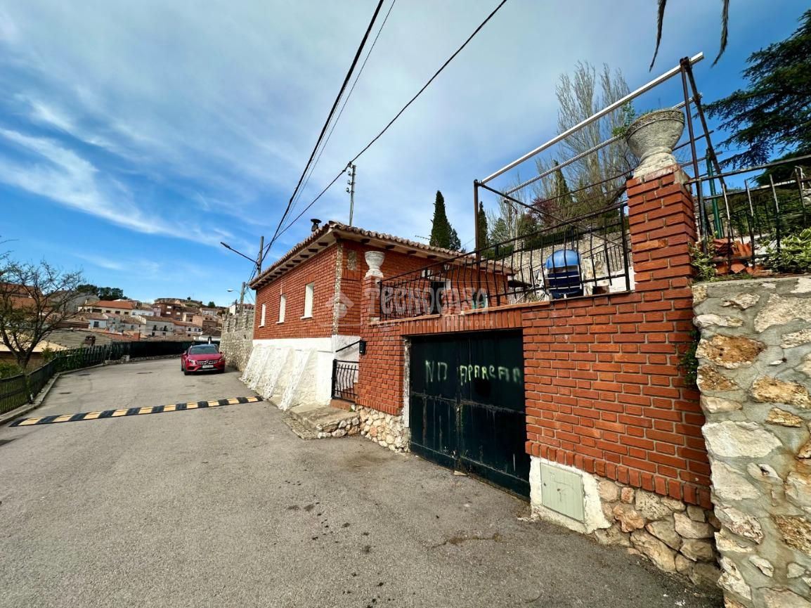 Exterior view of House or chalet for sale in Los Santos de la Humosa  with Terrace