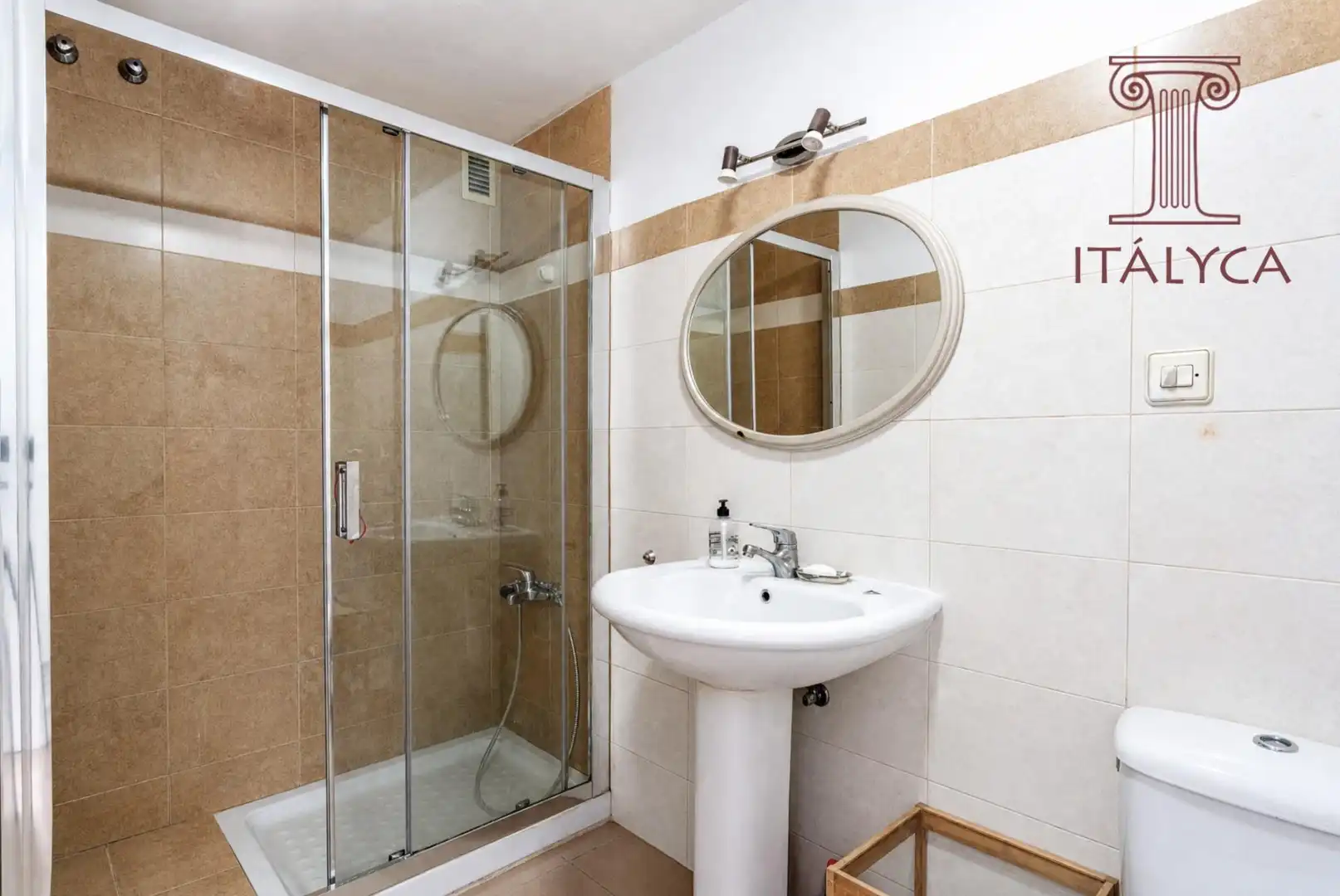 Bathroom of Flat for sale in Sevilla  with Air Conditioner, Heating and Terrace