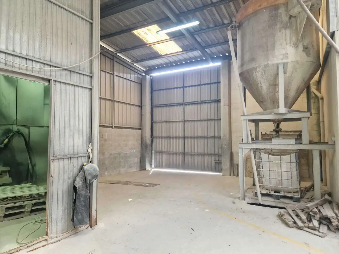 Industrial buildings for rent in Noia