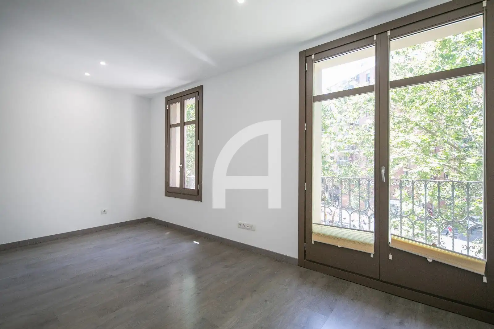 Flat with terrace for sale in Paral.Lel