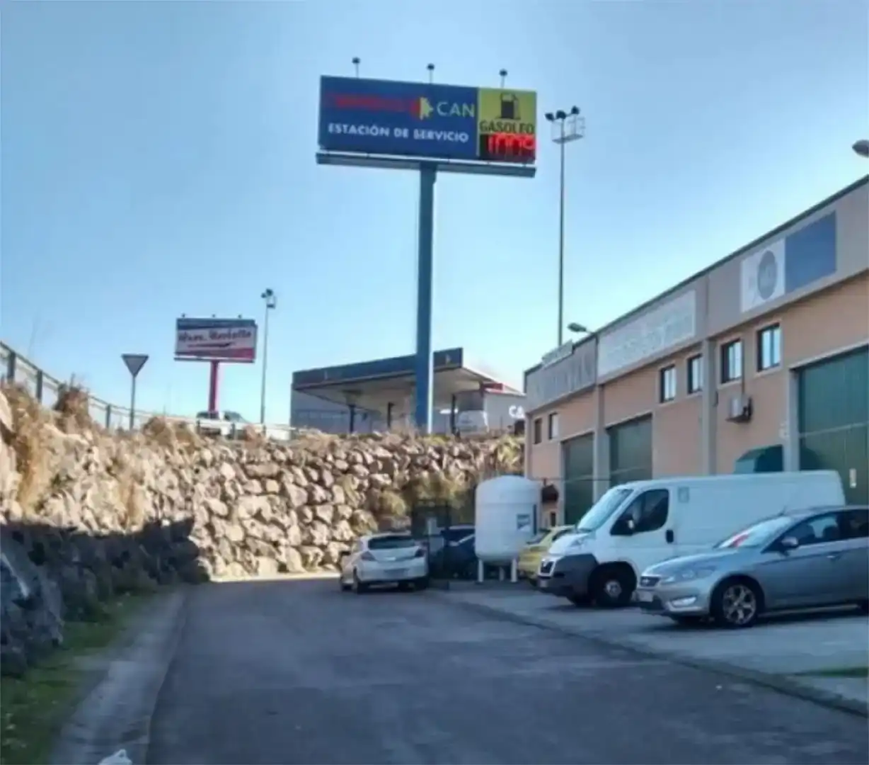 Parkplatz von Fabrikhallen zur Miete in Val de San Vicente , Cantabria