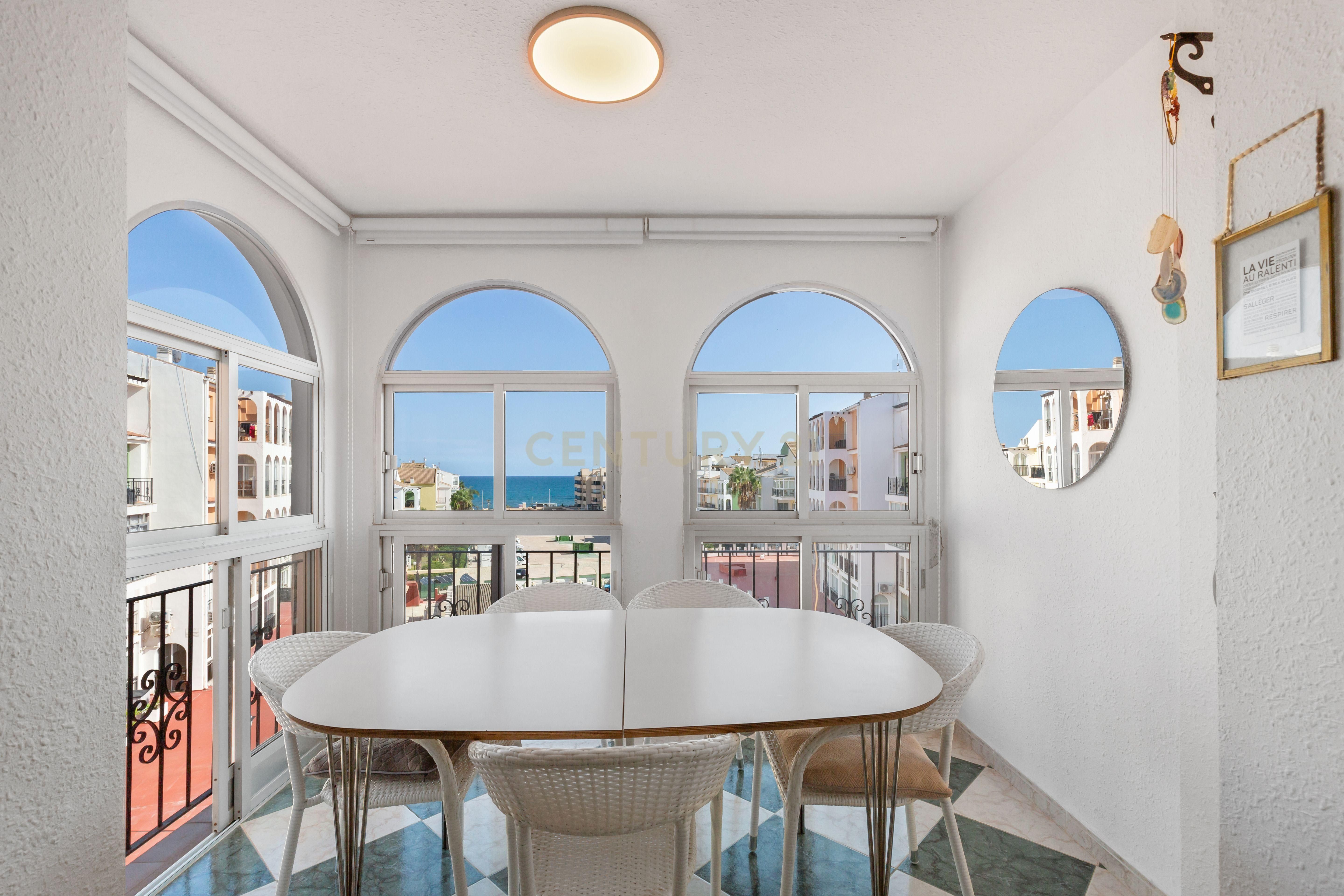 Menjador de Apartament en venda en Torrevieja amb Aire condicionat i TV