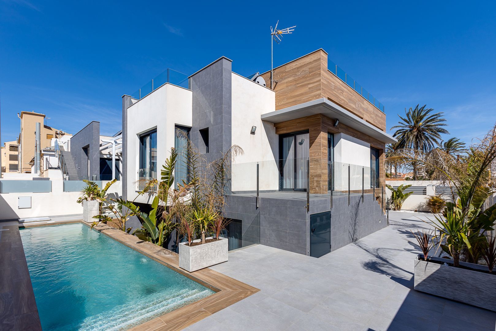 Vista exterior de Casa o chalet en venta en Torrevieja con Terraza, Piscina y Piscina comunitaria