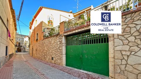 Gran casa de pueblo en venta con mucho potencial en el Alt Empordà, ideal para dos familias o para alojar a familiares mayores.Sit