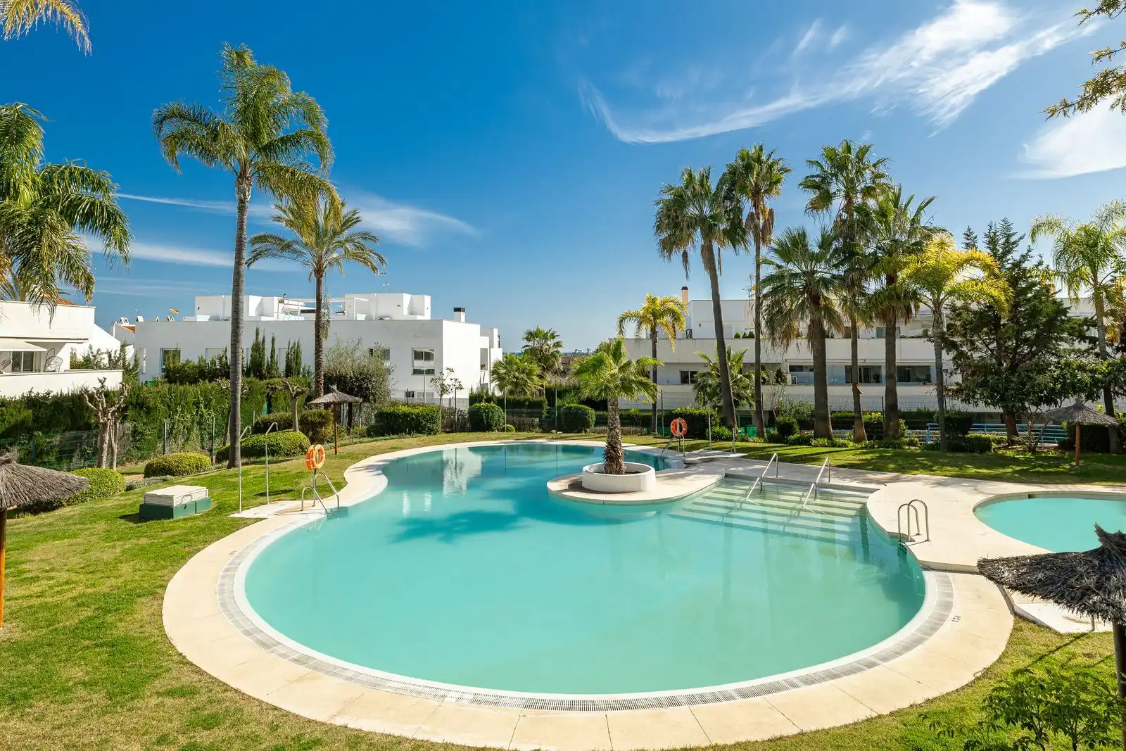 Piscina de Planta baixa en venda en Marbella amb Aire condicionat, Jardí privat i Terrassa