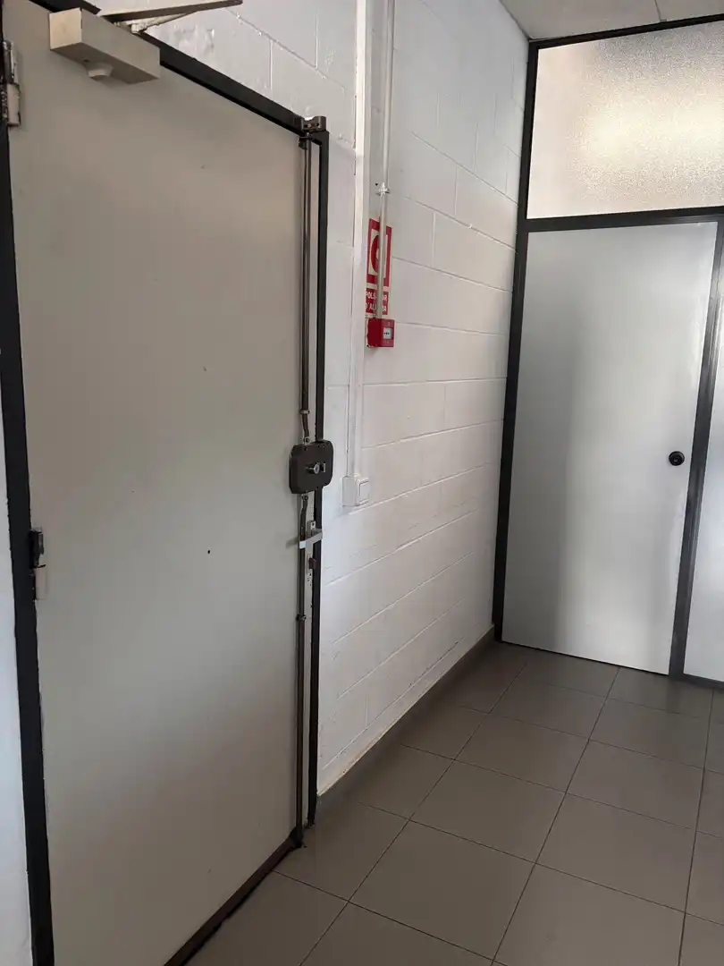 Nau industrial amb ascensor en venda a Carrer Josep Calvet, imagen 35
