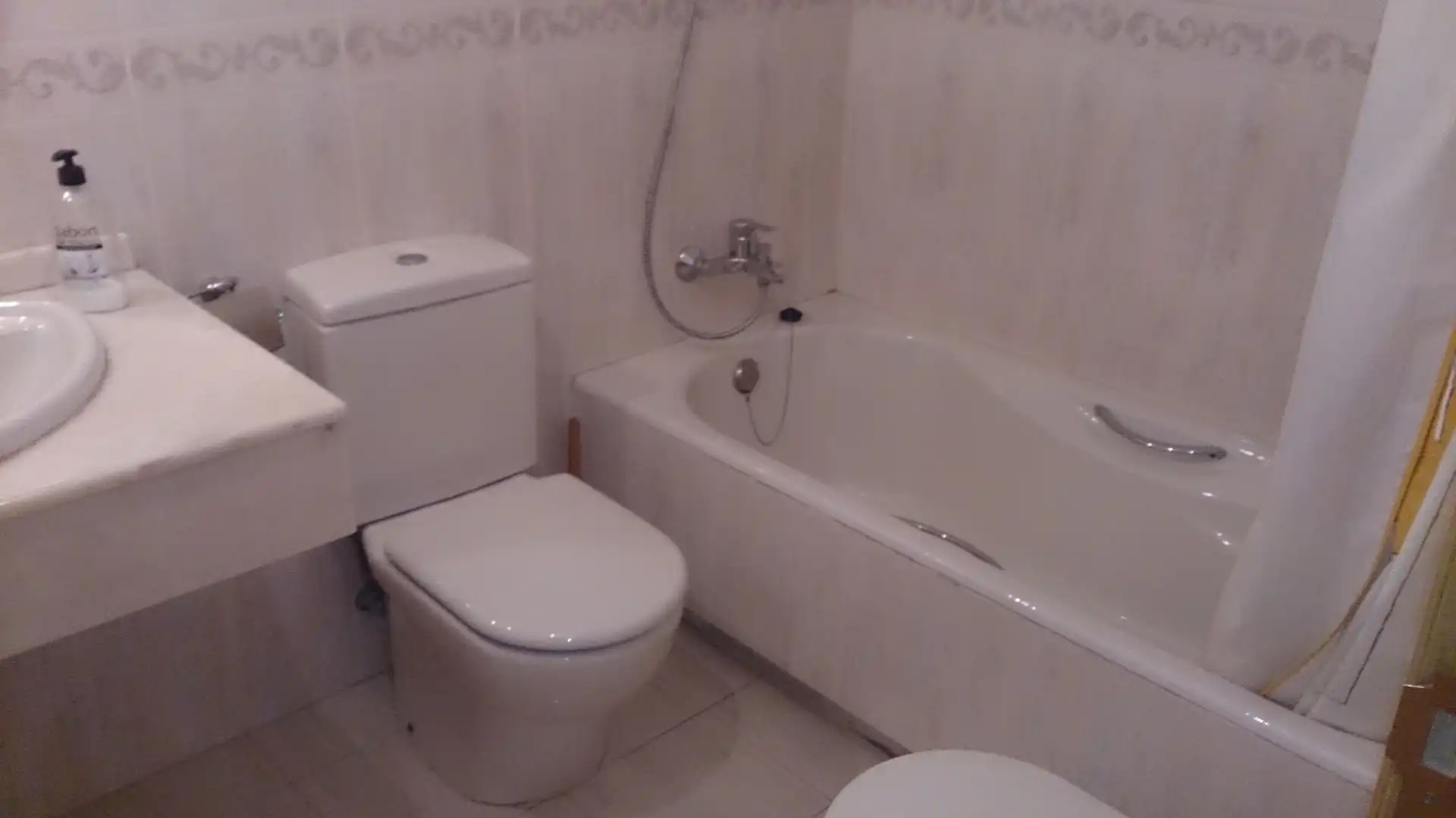 Badezimmer von Wohnung zur Miete in Zaragoza mit Klimaanlage, Heizung und Parkett